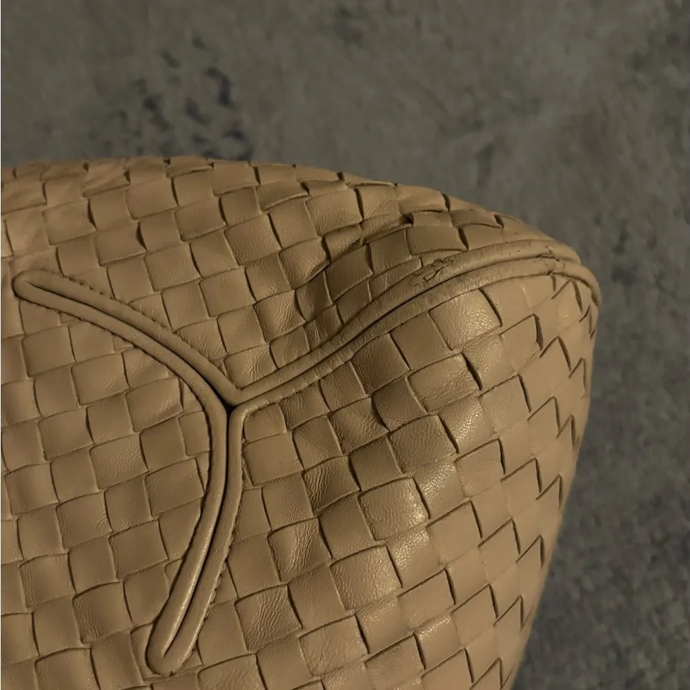 Bottega Veneta Cream Hobo Bag with Woven Leather and Curved Design - Picture 13 of 16
